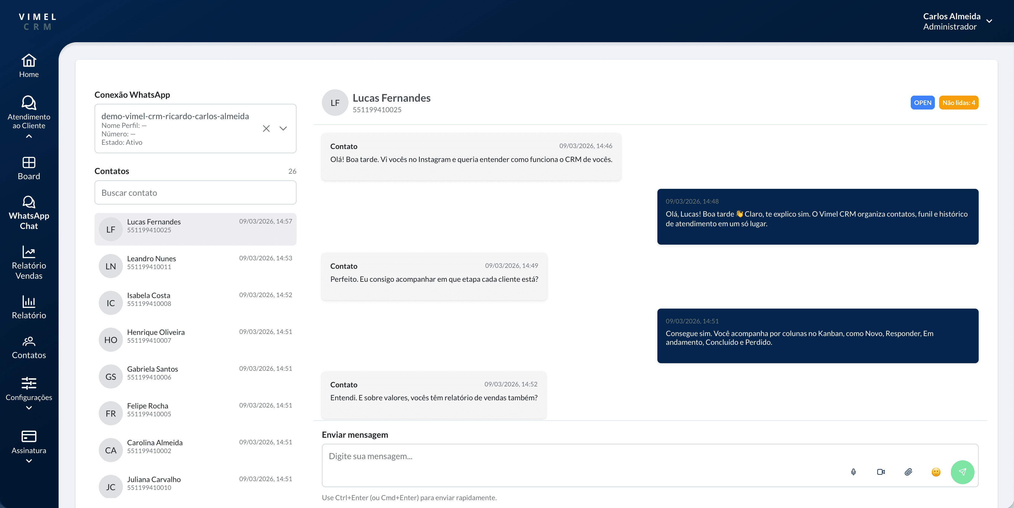 Tela de atendimento no WhatsApp com lista de contatos, mensagens e campo de resposta.